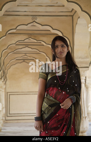 Femme portant un sari au Fort Amber à Jaipur en Inde Banque D'Images