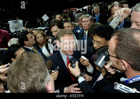 Le président de Ford et chef de la direction Alan Mulally entouré par la presse de l'édition 2007 du North American International Auto Show Banque D'Images