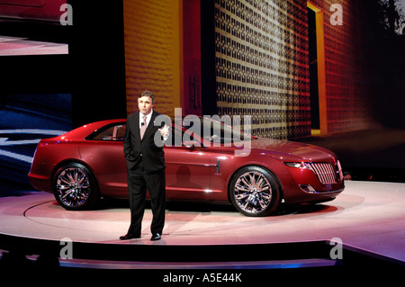 Ford Motor Company Directeur exécutif du Design Peter Fernando Aínsa Amigues introduction le Lincoln MKR concept-car à l'NAIAS 2007 Banque D'Images