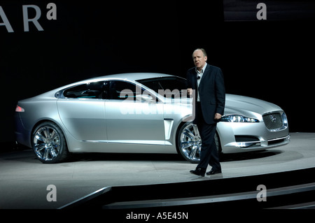 Ian Callum Directeur du Design Jaguar présente la Jaguar C-XF concept-car à la 2007 North American International Auto Show Banque D'Images