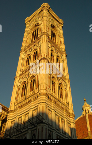 Le clocher de Giotto La cathédrale de Florence, l'Italie dans la lumière du soir Banque D'Images