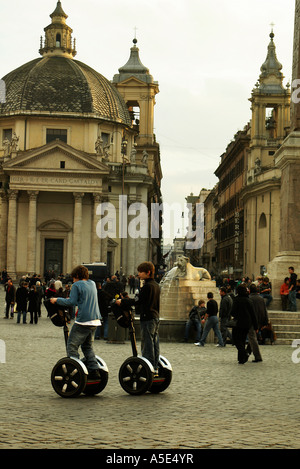 Deux enfants de voitures transporteurs personnels Segway sur la Piazza del Popolo Rome Italie Banque D'Images