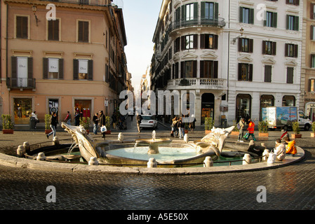 La Barcaccia Fontaine à la place d'Espagne Piazza di Spagna et la Via dei Condotti, Rome Roma Banque D'Images