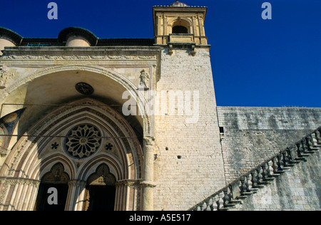 D'entrée de style gothique de la Basilique de San Francesco d'Assisi en assise, Italie. Banque D'Images