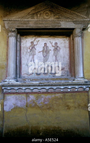 Des peintures sur les murs dans le lararium dans la chambre des Vettii, Pompéi, Italie. Banque D'Images