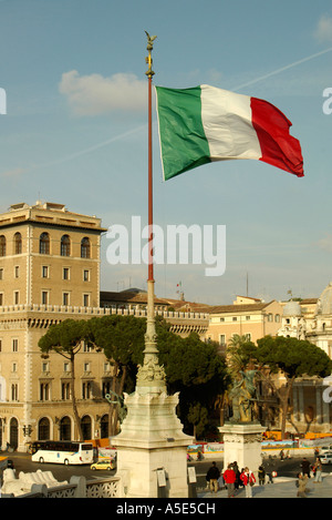 Rome Italie drapeau italien Il Tricolore survolant le Vittoriano le monument de Vittorio Emanuele II de Savoie, premier roi d'elle Banque D'Images