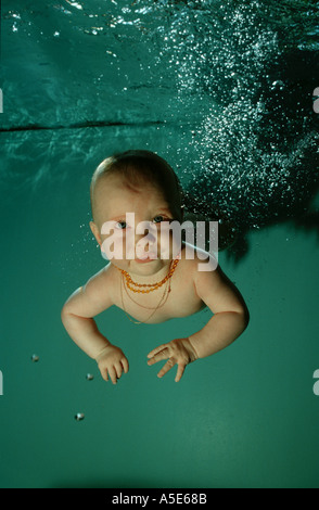 Plongée dans une piscine pour bébé Banque D'Images