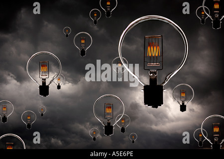 Ampoules ÉLECTRIQUES AVEC DES FILAMENTS LUMINEUX flottant dans ciel avec nuages de tempête Banque D'Images