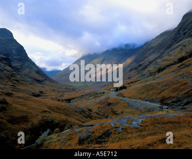 Belle vue vers le bas d'automne de Glen Coe, région des Highlands, Ecosse, Royaume-Uni. Banque D'Images
