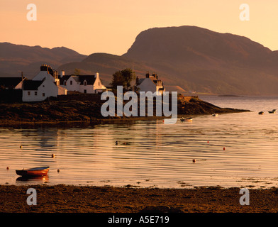 Chalets sur un promontoire au coucher du soleil ; village de Plockton, Loch Carron, région des Highlands, Ecosse, Royaume-Uni. Banque D'Images