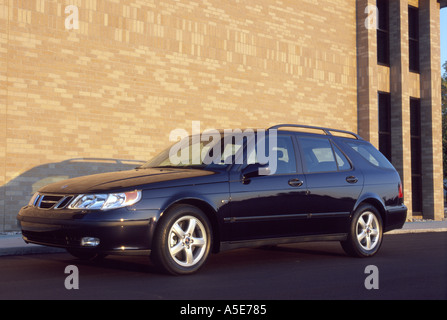 2002 Saab 9 5 Arc Sportwagon garé en face du bâtiment en brique Banque D'Images