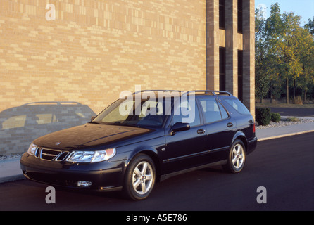 2002 Saab 9 5 Arc Sportwagon garé en face du bâtiment en brique Banque D'Images