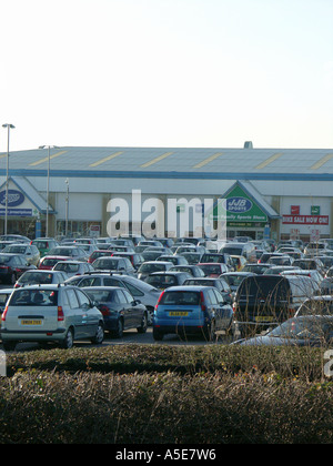 En dehors de la ville shopping park avec un parking plein de bottes et de JJB Sports magasins peuvent être vus dans l'image. Banque D'Images