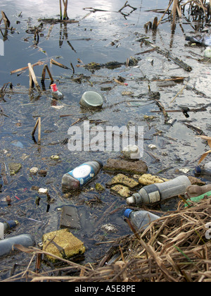 Les déchets et débris flottant dans l'eau. Les bouteilles de boissons en plastique principalement dans les Midlands UK. Banque D'Images