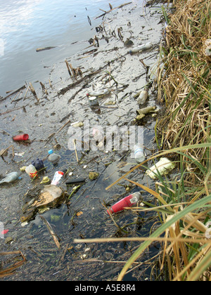 Les déchets et débris flottant dans l'eau. Les bouteilles de boissons en plastique principalement dans les Midlands UK. Banque D'Images