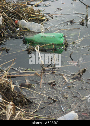 Les déchets et débris flottant dans l'eau. Les bouteilles de boissons en plastique principalement dans les Midlands UK. Banque D'Images