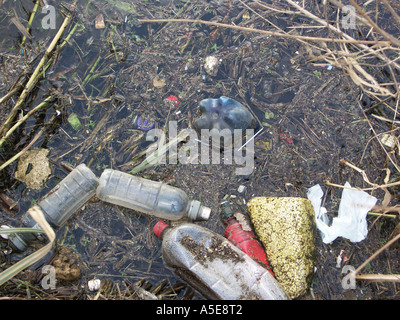 Les déchets et débris flottant dans l'eau. Les bouteilles de boissons en plastique principalement dans les Midlands UK. Banque D'Images