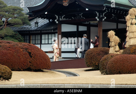 Mariée japonais en face de l'ère Meiji Kinenkan Banque D'Images