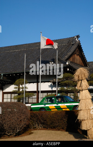 Taxi en face de l'ère Meiji Kinenkan Banque D'Images