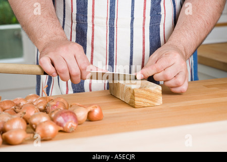 En affinant un homme avec un couteau japonais traditionnel de la pierre d'eau Banque D'Images