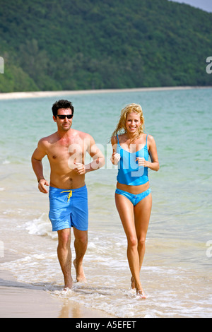 Couple jogging sur la plage de yao yai island Resort Banque D'Images