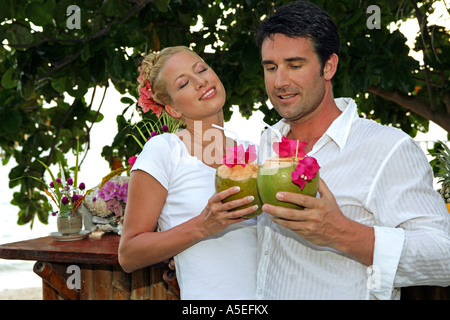 Couple heureux en amour prendre un verre au bar de plage dans la région de yao yai resort Thaïlande Banque D'Images