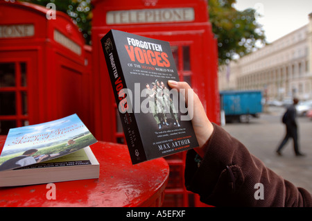 Livres laissé sur une boîte postale DANS LE CADRE DE LA PRÉVOYANCE, À LA CHUTE DE LIVRES FESTIVAL LITTÉRAIRE CHELTENHAM UK Banque D'Images