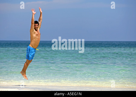 L'homme s'amuser sur la plage tropicale en Thaïlande Krabi Banque D'Images