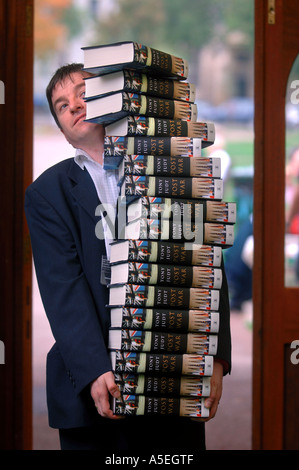 Un agent littéraire PORTE COPIES DU LIVRE POST WAR PAR TONY JUDT DANS LA BOUTIQUE À LA CHELTENHAM FESTIVAL LITTÉRAIRE UK Banque D'Images