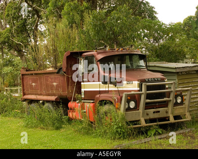 Pointe Volvo dump truck abandonné dans les bois Banque D'Images