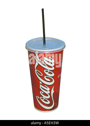 Coca cola rouge milkshake contenant et la paille sur un fond blanc. Banque D'Images