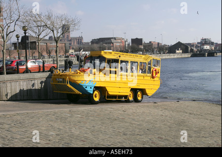 L'attraction de la mer de l'eau de sous-marin jaune metal réflexion tranquillité Albert Dock port yacht bateau mer Rivière Mersey Canal réflexion Banque D'Images