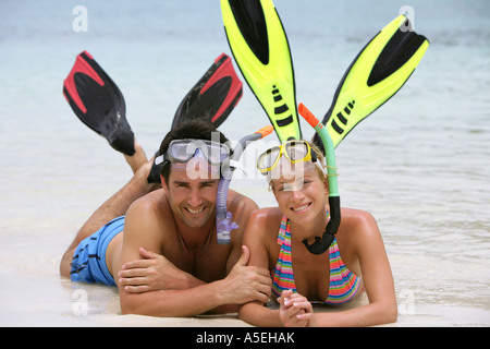 Paar hat Spass im Sommerurlaub am Meer en Thaïlande Banque D'Images