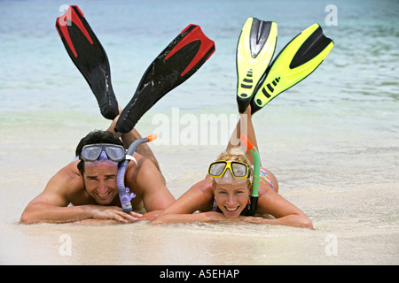 Paar hat Spass im Sommerurlaub am Meer en Thaïlande Banque D'Images