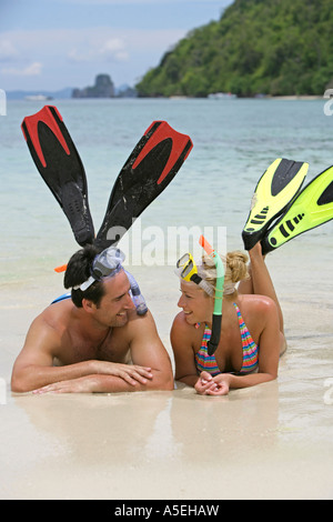 Paar hat Spass im Sommerurlaub am Meer en Thaïlande Banque D'Images