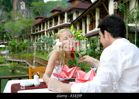 Couple amoureux appréciant thaifood au restaurant à Railay Princess Resort Thaïlande Banque D'Images