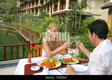 Couple amoureux appréciant thaifood au restaurant à Railay Princess Resort Thaïlande Banque D'Images