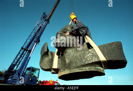 Icône communiste renversé à la vente. Tête de Lénine se balance d'une grue. Banque D'Images