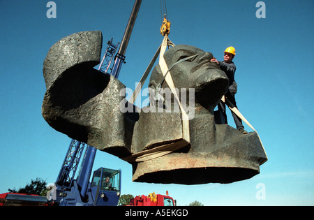 Icône communiste renversé à la vente. Tête de Lénine se balance d'une grue. Banque D'Images