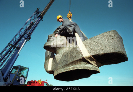 Icône communiste renversé à la vente. Tête de Lénine se balance d'une grue. Banque D'Images