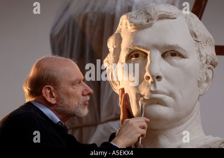 Sculpteur Philip Jackson travaille sur un portrait de joueur de Bobby Moore pour le nouveau stade de Wembley Banque D'Images