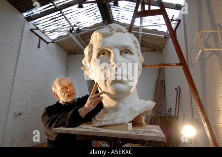 Sculpteur Philip Jackson travaille sur un portrait de joueur de Bobby Moore pour le nouveau stade de Wembley Banque D'Images