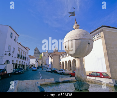Fontaine Largo das Portas de Moura Evora Portugal Banque D'Images