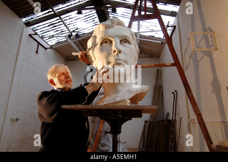 Sculpteur Philip Jackson travaille sur un portrait de joueur de Bobby Moore pour le nouveau stade de Wembley Banque D'Images