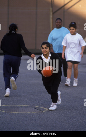 Asiatique 4e forme fille apprenant des compétences de rugby football. Lycée années 1990 Royaume-Uni. Greenford High School, Middlesex London 1990 UK HOMER SYKES Banque D'Images