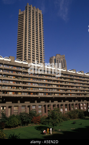 Barbican City de Londres, groupe familial dans les jardins communaux Barbican Housing Complex. Partie dans la propriété privée autre autorité locale 1992 1990s Royaume-Uni Banque D'Images