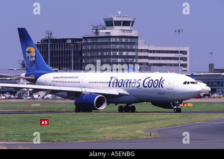 Airbus A330 exploité par Thomas Cook Airlines en circulation au sol à l'aéroport de Manchester Banque D'Images