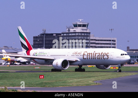 Boeing 777 exploité par unis roulage à l'aéroport de Manchester Banque D'Images