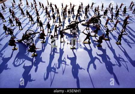 Old Toy Soldiers on parade pour vente aux enchères Banque D'Images