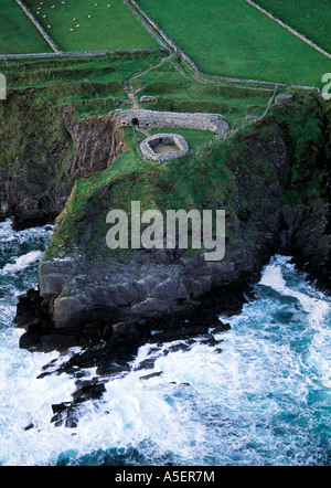 L'Irlande, le comté de Kerry, péninsule de Dingle, slea head, pierre ronde fortification sur falaise, façon sauvage de l'Atlantique, Banque D'Images